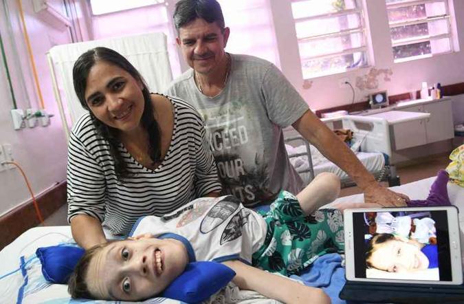 Gabriel Henrique, 15, e os pais, Luciana e Gilvan, sonham com a volta do adolescente para casa (foto: Ed Alves/CB/D.A Press) Gabriel Henrique, 15, e os pais, Luciana e Gilvan, sonham com a volta do adolescente para casa (foto: Ed Alves/CB/D.A Press)