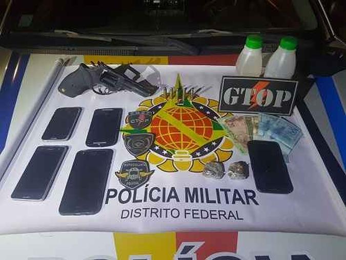 No Gama, além do revólver, foi apreendido droga, dinheiro e celular(foto: PMDF/Divulgação) No Gama, além do revólver, foi apreendido droga, dinheiro e celular(foto: PMDF/Divulgação)