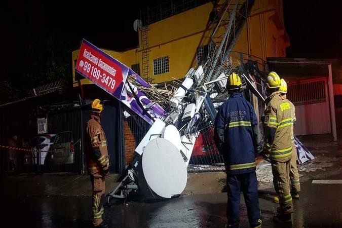 A torre de telefonia atingiu uma garagem e uma residência(foto: CBMDF/Divulgação) A torre de telefonia atingiu uma garagem e uma residência(foto: CBMDF/Divulgação)