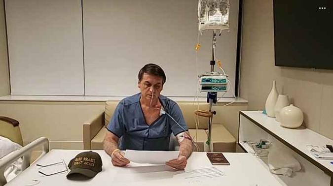 Na live, Bolsonaro agradeceu a visita dos médicos que o operaram após a facada(foto: Facebook/Reprodução) Na live, Bolsonaro agradeceu a visita dos médicos que o operaram após a facada(foto: Facebook/Reprodução)