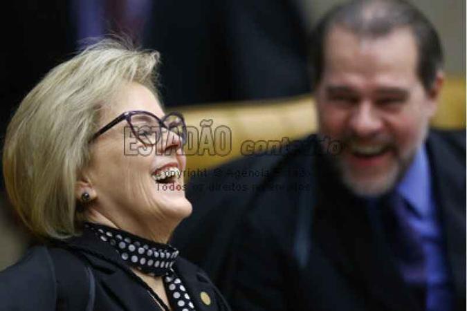 Ao abrir o encontro, o presidente do Supremo falou em 'felicidade' ao citar a aprovação do projeto de lei do subsídio e foi aplaudido pelos chefes dos tribunais estaduais(foto: Dida Sampaio/Estadão Conteúdo) Ao abrir o encontro, o presidente do Supremo falou em 'felicidade' ao citar a aprovação do projeto de lei do subsídio e foi aplaudido pelos chefes dos tribunais estaduais(foto: Dida Sampaio/Estadão Conteúdo)