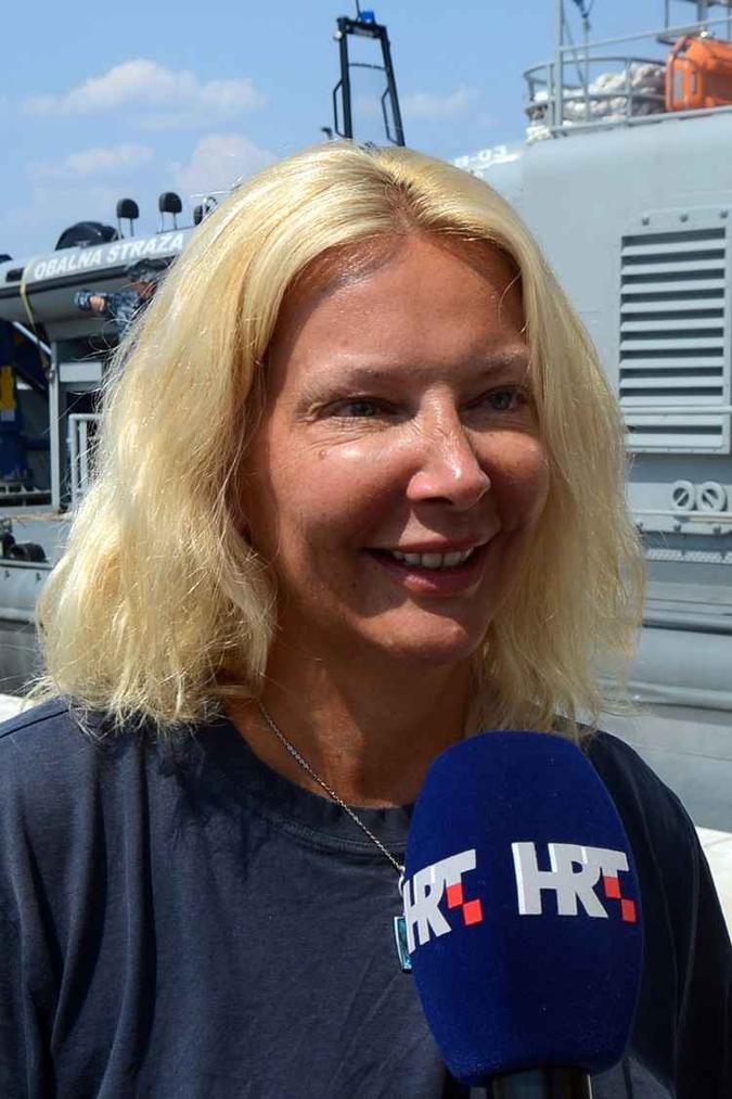 A turista britânica Kay Longstaff passou 10 horas no mar antes de ser resgatada pelos guardas costeiros da Croácia e levada ao hospital(foto: STR / AFP) A turista britânica Kay Longstaff passou 10 horas no mar antes de ser resgatada pelos guardas costeiros da Croácia e levada ao hospital(foto: STR / AFP)