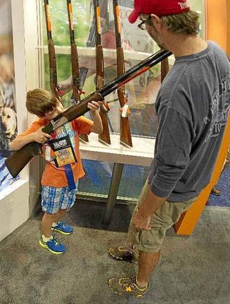 Sob a supervisão do pai, garoto aponta arma durante a Convenção Anual da Associação Nacional do Rifle (NRA), em Nashville, no Tennessee(foto: Karen Bleier/AFP - 11/4/15) Sob a supervisão do pai, garoto aponta arma durante a Convenção Anual da Associação Nacional do Rifle (NRA), em Nashville, no Tennessee(foto: Karen Bleier/AFP - 11/4/15)