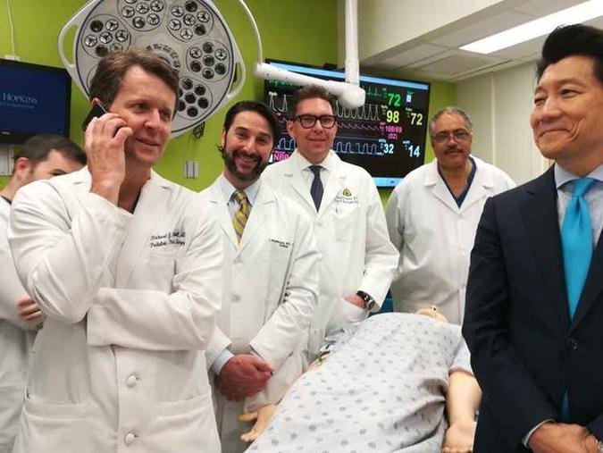 A equipe médica Drs. Richard Redett, Trinity Bivalacqua, Brandacher Gerald, Arthur Bud Burnett e W.P. Andrew Lee, professor e diretor de cirurgia plástica e reconstrutiva da Escola de Medicina da Universidade Johns Hopkins, em pé perto de um manequim(foto: Johns Hopkins Medicine/ AFP ) A equipe médica Drs. Richard Redett, Trinity Bivalacqua, Brandacher Gerald, Arthur Bud Burnett e W.P. Andrew Lee, professor e diretor de cirurgia plástica e reconstrutiva da Escola de Medicina da Universidade Johns Hopkins, em pé perto de um manequim(foto: Johns Hopkins Medicine/ AFP )