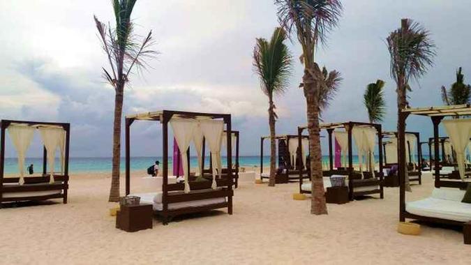 Na praia, várias camas para relaxar, com atendimento dos garçons do hotel(foto: Laísa Queiroz/CB/D.A Press) Na praia, várias camas para relaxar, com atendimento dos garçons do hotel(foto: Laísa Queiroz/CB/D.A Press)