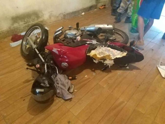 Cachorro destruiu uma moto que estava na área da casa (foto: BPMA/PMDF/Divulgação ) Cachorro destruiu uma moto que estava na área da casa (foto: BPMA/PMDF/Divulgação )