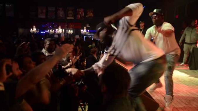 Depois do incidente, 50 Cent chama a mulher ao palco. Depois do incidente, 50 Cent chama a mulher ao palco.