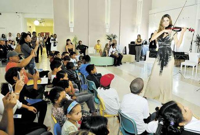 Depois de tocar com o grupo, Celine fez uma apresentação solo de violino elétrico: esforço para não ser reconhecida apenas como uma mulher bonita(foto: Marcelo Ferreira/CB/D.A Press) Depois de tocar com o grupo, Celine fez uma apresentação solo de violino elétrico: esforço para não ser reconhecida apenas como uma mulher bonita(foto: Marcelo Ferreira/CB/D.A Press)