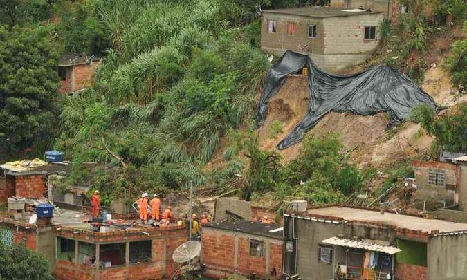 Deslizamento de terra destruiu uma casa em Ibirité, na Grande BH(foto: Alexandre Guzanshe/EM/D. A Press) Deslizamento de terra destruiu uma casa em Ibirité, na Grande BH(foto: Alexandre Guzanshe/EM/D. A Press)