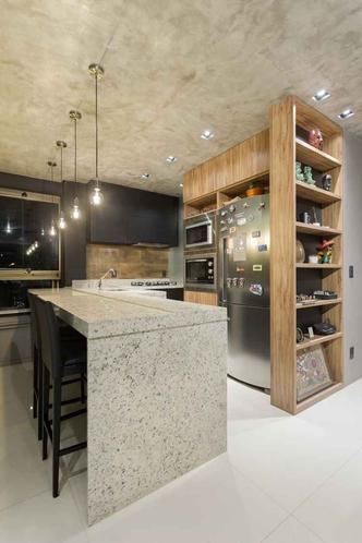 Sofisticado, mas clean A cozinha projetada pela arquiteta Nina Abadjieff alia conforto e sofisticação com ar clean, um dos principais pontos do minimalismo. As cores claras combinam entre si e estimulam a permanência, enquanto a iluminação e a prateleira dão um toque especial.(foto: Osvaldo Castro/Divulgacao) Sofisticado, mas clean A cozinha projetada pela arquiteta Nina Abadjieff alia conforto e sofisticação com ar clean, um dos principais pontos do minimalismo. As cores claras combinam entre si e estimulam a permanência, enquanto a iluminação e a prateleira dão um toque especial.(foto: Osvaldo Castro/Divulgacao)