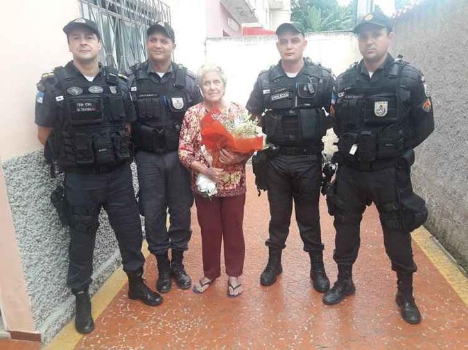 Idosa salva pelos PMs ganhou flores(foto: PMERJ/Divulgação) Idosa salva pelos PMs ganhou flores(foto: PMERJ/Divulgação)