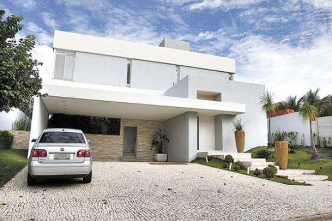 Casa comprada por Carlinhos Cachoeira em condomínio de luxo em Goiânia está entre os bens sequestrados pela Justiça goiana(foto: Weimer Carvalho/Jornal O Popular) Casa comprada por Carlinhos Cachoeira em condomínio de luxo em Goiânia está entre os bens sequestrados pela Justiça goiana(foto: Weimer Carvalho/Jornal O Popular)