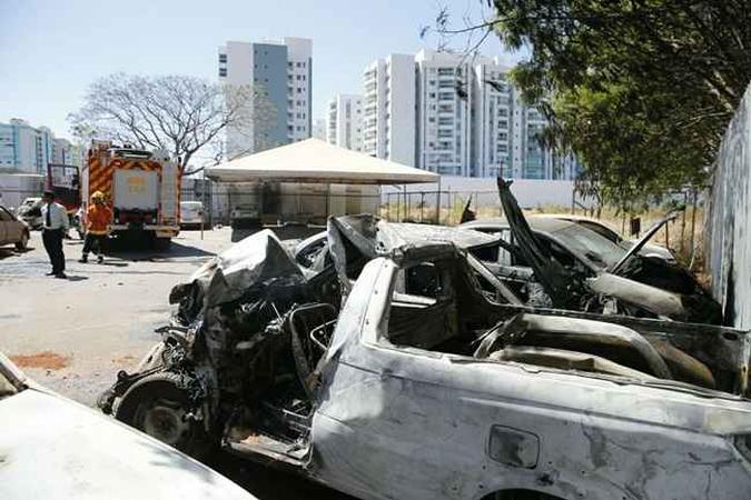Três carros foram atingidos pelas chamas durante o incêndio(foto: Divulgação/Corpo de Bombeiros) Três carros foram atingidos pelas chamas durante o incêndio(foto: Divulgação/Corpo de Bombeiros)