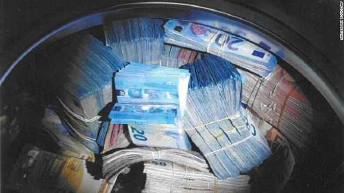 Polícia holandesa realizava investigações sobre fraudes quando encontrou o montante(foto: Divulgação/ Polícia de Amsterdã) Polícia holandesa realizava investigações sobre fraudes quando encontrou o montante(foto: Divulgação/ Polícia de Amsterdã)
