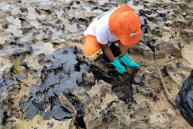 Desde agosto, manchas de óleo apareceram em mais de 600 locais do litoral brasileiro, de acordo com dados atualizados até sexta-feira (15) pelo Ibama(foto: Divulgação/Agência Petrobras) Desde agosto, manchas de óleo apareceram em mais de 600 locais do litoral brasileiro, de acordo com dados atualizados até sexta-feira (15) pelo Ibama(foto: Divulgação/Agência Petrobras)