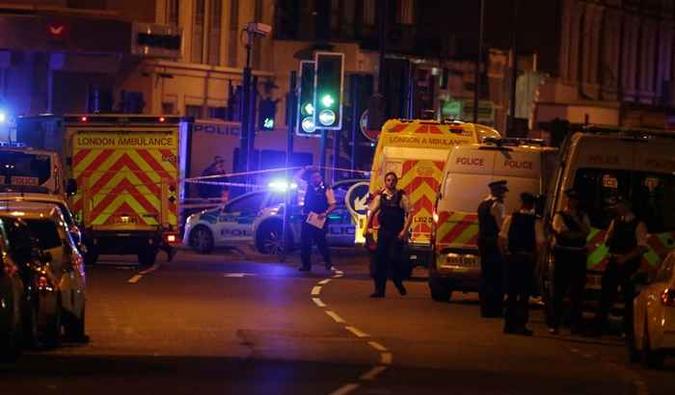 Atropelamento deixou vários feridos ao nordeste de Londres na noite deste domingo(foto: Daniel Leal-Olivas/AFP) Atropelamento deixou vários feridos ao nordeste de Londres na noite deste domingo(foto: Daniel Leal-Olivas/AFP)