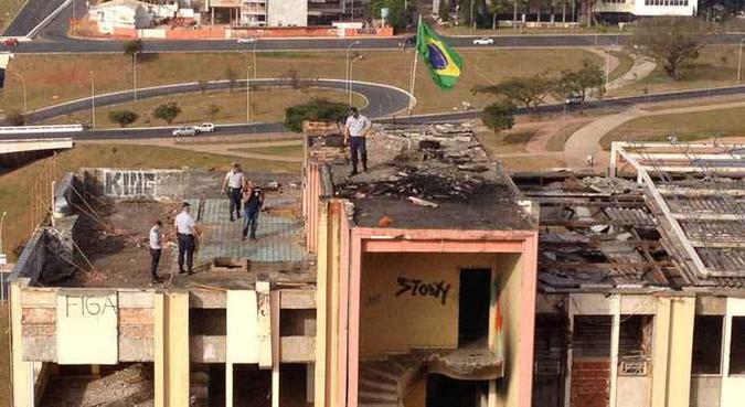 Policiais no alto do prédio, após desocupação: cinco dias de negociação(foto: Gustavo Moreno/CB/DA Press) Policiais no alto do prédio, após desocupação: cinco dias de negociação(foto: Gustavo Moreno/CB/DA Press)