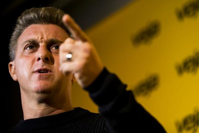 Huck admite que centro está convergindo para um novo partido e comenta as acusações contra o senador Aécio Neves (PSDB) e o ex-presidente Luiz Inácio Lula da Silva(foto: Marcelo Chello/CJPress/Folhapress) Huck admite que centro está convergindo para um novo partido e comenta as acusações contra o senador Aécio Neves (PSDB) e o ex-presidente Luiz Inácio Lula da Silva(foto: Marcelo Chello/CJPress/Folhapress)