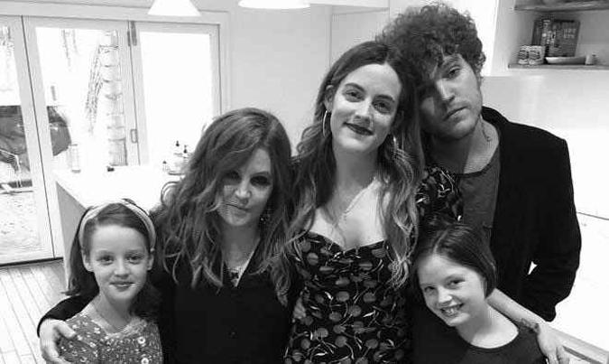 Benjamin Keough em foto com a mãe e as irmãs(foto: reprodução/ Instagram ) Benjamin Keough em foto com a mãe e as irmãs(foto: reprodução/ Instagram )
