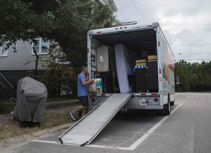 Mais de um milhão de pessoas na Carolina do Norte, Carolina do Sul e Virgínia foram instruídas a abandonar de suas casas enquanto o furacão passa pelo Oceano Atlântico em direção à costa.(foto: ANDREW CABALLERO-REYNOLDS / AFP) Mais de um milhão de pessoas na Carolina do Norte, Carolina do Sul e Virgínia foram instruídas a abandonar de suas casas enquanto o furacão passa pelo Oceano Atlântico em direção à costa.(foto: ANDREW CABALLERO-REYNOLDS / AFP)