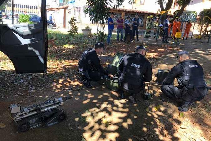 Esquadrão antibomba foi acionado após denúncia de bolsa abandonada(foto: Divulgação PMDF) Esquadrão antibomba foi acionado após denúncia de bolsa abandonada(foto: Divulgação PMDF)