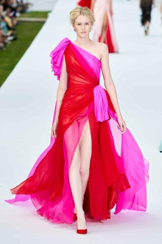 A combinação vermelho e pink já foi adotada ao street-style e é um truque fashion facilmente aplicável das passarelas para o cotidiano.(foto: Ralph and Russo/Divulgação) A combinação vermelho e pink já foi adotada ao street-style e é um truque fashion facilmente aplicável das passarelas para o cotidiano.(foto: Ralph and Russo/Divulgação)