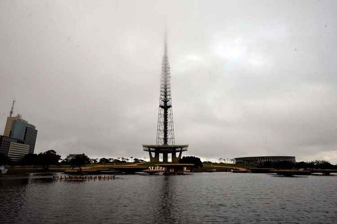 Nuvens chegaram a encobrir o topo da Torre de TV ao amanhecer. Apesar da segunda-feira nublada tempo ficará menos fechado ao longo da semana(foto: Marcelo Ferreira/CB/D.A Press) Nuvens chegaram a encobrir o topo da Torre de TV ao amanhecer. Apesar da segunda-feira nublada tempo ficará menos fechado ao longo da semana(foto: Marcelo Ferreira/CB/D.A Press)