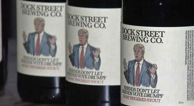 No rótulo da garrafa, o presidente americano aparece diante de um muro, como o que prometeu construir ao longo da fronteira entre Estados Unidos e México(foto: Reprodução/NBC) No rótulo da garrafa, o presidente americano aparece diante de um muro, como o que prometeu construir ao longo da fronteira entre Estados Unidos e México(foto: Reprodução/NBC)