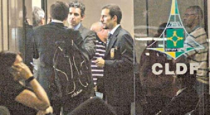 Os agentes estiveram pela manhã na Câmara Legislativa, onde apreenderam documentos em gabinetes de três distritais: suspeita de pagamento de propina para a base aliada (foto: Breno Fortes/CB/D.A Press) Os agentes estiveram pela manhã na Câmara Legislativa, onde apreenderam documentos em gabinetes de três distritais: suspeita de pagamento de propina para a base aliada (foto: Breno Fortes/CB/D.A Press)