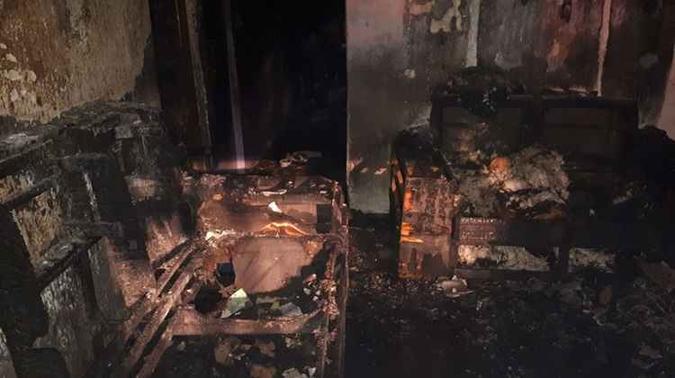 As duas residências atingidas pelo fogo ficaram destruídas(foto: Corpo de Bombeiros/Divulgação) As duas residências atingidas pelo fogo ficaram destruídas(foto: Corpo de Bombeiros/Divulgação)