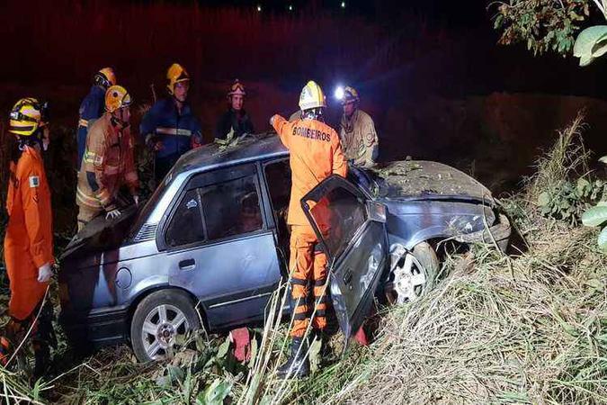 De acordo com os bombeiros, o condutor do veículo teria perdido o controle do carro e saído da via(foto: CBMDF/Divulgação) De acordo com os bombeiros, o condutor do veículo teria perdido o controle do carro e saído da via(foto: CBMDF/Divulgação)