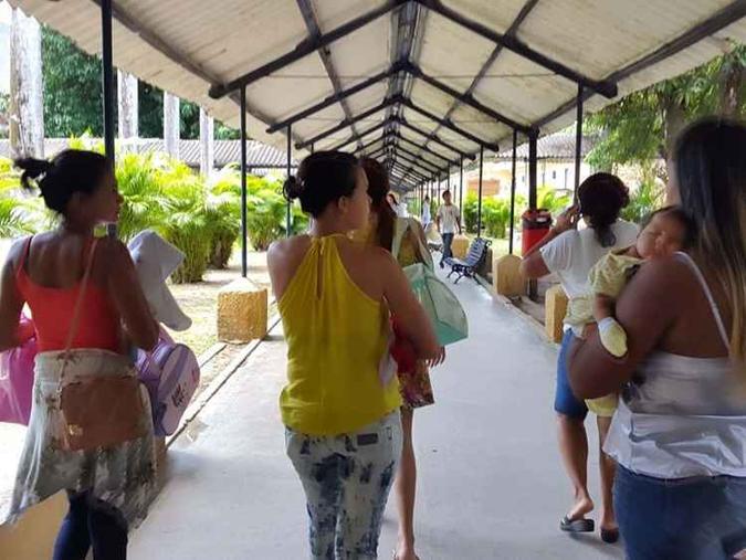Mulheres levam recém-nascidos a hospital, no Recife, para realização de exames e em busca de explicações para as anomalias congênitas(foto: Carolina Cotta/EM/D. A Press ) Mulheres levam recém-nascidos a hospital, no Recife, para realização de exames e em busca de explicações para as anomalias congênitas(foto: Carolina Cotta/EM/D. A Press )