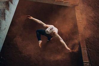 A fotógrafa Julia Salustiano sugere novos significados poéticos à dança a partir de ensaios com dançarinos e acrobatas brasileiros em locais inusitados(foto: Julia Salustiano/Reprodução) A fotógrafa Julia Salustiano sugere novos significados poéticos à dança a partir de ensaios com dançarinos e acrobatas brasileiros em locais inusitados(foto: Julia Salustiano/Reprodução)
