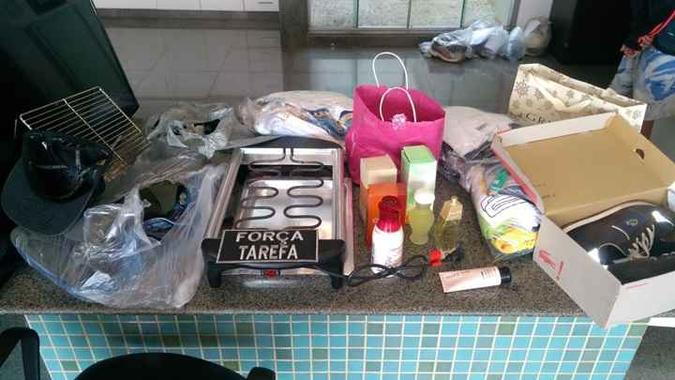 Entre os objetos furtados estão perfumes, pares de sapatos e uma churrasqueira elétrica(foto: PMDF/divulgação) Entre os objetos furtados estão perfumes, pares de sapatos e uma churrasqueira elétrica(foto: PMDF/divulgação)
