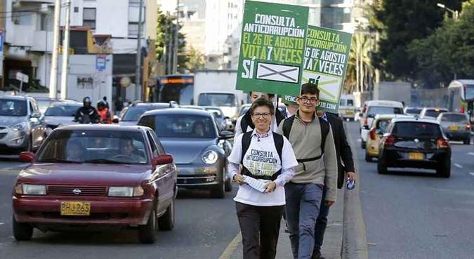 Dirigente do Partido Verde, Claudia López apresentou ante o Senado uma proposta de medidas anticorrupção que recebeu o apoio com mais de três milhões de assinaturas válidas(foto: AFP) Dirigente do Partido Verde, Claudia López apresentou ante o Senado uma proposta de medidas anticorrupção que recebeu o apoio com mais de três milhões de assinaturas válidas(foto: AFP)