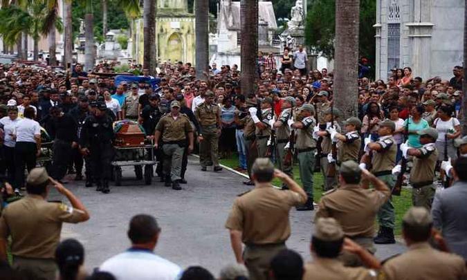 Salva de tiros e o toque funeral, ritual da polícia, também foram prestados como forma de homenagem(foto: Paulo Paiva/DP ) Salva de tiros e o toque funeral, ritual da polícia, também foram prestados como forma de homenagem(foto: Paulo Paiva/DP )