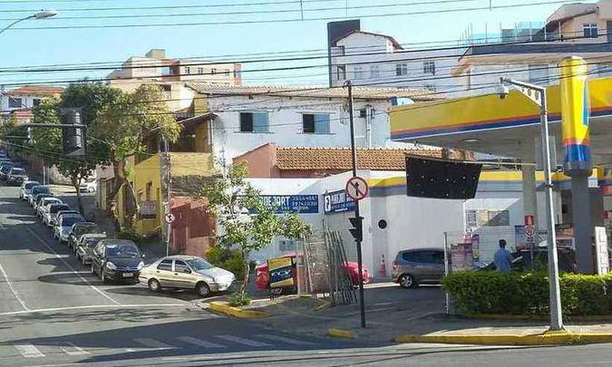Posto na Avenida Teresa Cristina, no número 1.600, registra filas (foto: Jair Amaral./EM/D.A. Press ) Posto na Avenida Teresa Cristina, no número 1.600, registra filas (foto: Jair Amaral./EM/D.A. Press )
