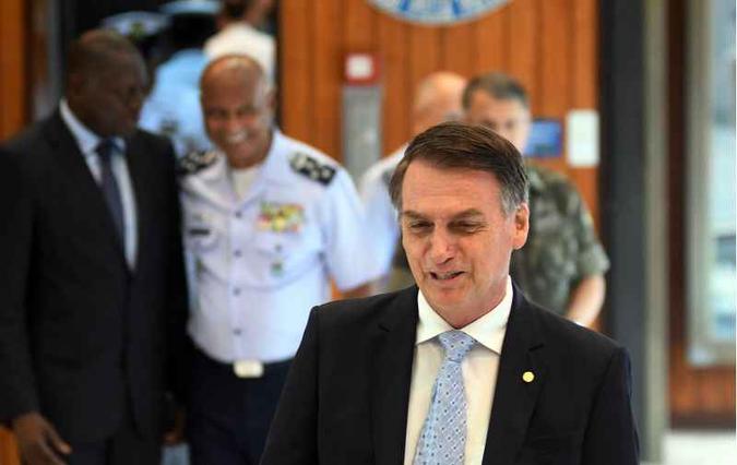 O presidente eleito, Jair Bolsonaro (PSL), no Ministério da Defesa - Marinha do Brasil após reunião com comandantes militares(foto: Ed Alves/CB/D.A Press) O presidente eleito, Jair Bolsonaro (PSL), no Ministério da Defesa - Marinha do Brasil após reunião com comandantes militares(foto: Ed Alves/CB/D.A Press)