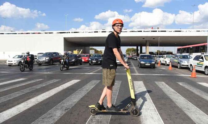 O estudante Guilherme Gomes aderiu ao patinete, por ser um meio prático e barato de locomoção, além de fazer bem à saúde(foto: Ed Alves/CB/D.A Press ) O estudante Guilherme Gomes aderiu ao patinete, por ser um meio prático e barato de locomoção, além de fazer bem à saúde(foto: Ed Alves/CB/D.A Press )