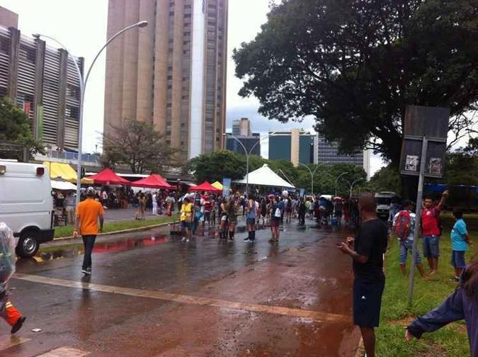 Foliões debaixo de chuva no Galinho de Brasília(foto: Renato Souza/Esp. CB/D.A. Press) Foliões debaixo de chuva no Galinho de Brasília(foto: Renato Souza/Esp. CB/D.A. Press)