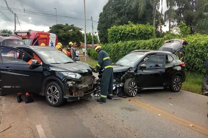 Na fuga, suspeitos bateram o carro em um outro veículo e em uma moto(foto: Polícia Militar/Divulgação) Na fuga, suspeitos bateram o carro em um outro veículo e em uma moto(foto: Polícia Militar/Divulgação)