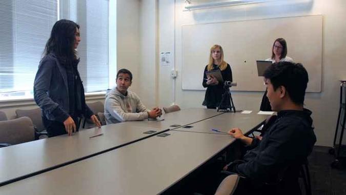 Estudantes tiveram de fazer um discurso e solucionar questões matemáticas: mesmo induzidos ao estresse, conseguiram reter informações(foto: Tufts University/Kevin Jiang ) Estudantes tiveram de fazer um discurso e solucionar questões matemáticas: mesmo induzidos ao estresse, conseguiram reter informações(foto: Tufts University/Kevin Jiang )