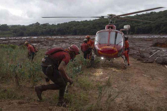 Bombeiros buscam os desaparecidos na região de Brumadinho (MG)(foto: Mauro Pimentel/AFP) Bombeiros buscam os desaparecidos na região de Brumadinho (MG)(foto: Mauro Pimentel/AFP)