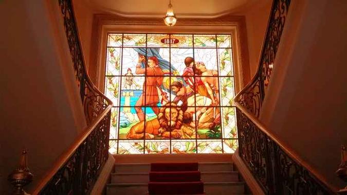 O painel de vitral colorido, no alto da escada, retrata a Revolução Pernambucana de 1817(foto: Dulce Reis/DP/D.A Press) O painel de vitral colorido, no alto da escada, retrata a Revolução Pernambucana de 1817(foto: Dulce Reis/DP/D.A Press)