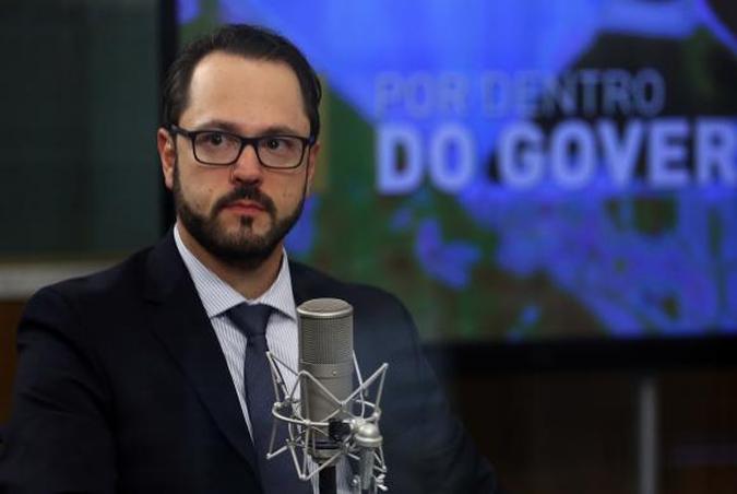 O diretor do Departamento Nacional de Trânsito (Denatran), Elmer Coelho Vicenzi, concede entrevista ao programa Por Dentro do Governo, da TV NBR (foto: José Cruz/Agência Brasil ) O diretor do Departamento Nacional de Trânsito (Denatran), Elmer Coelho Vicenzi, concede entrevista ao programa Por Dentro do Governo, da TV NBR (foto: José Cruz/Agência Brasil )