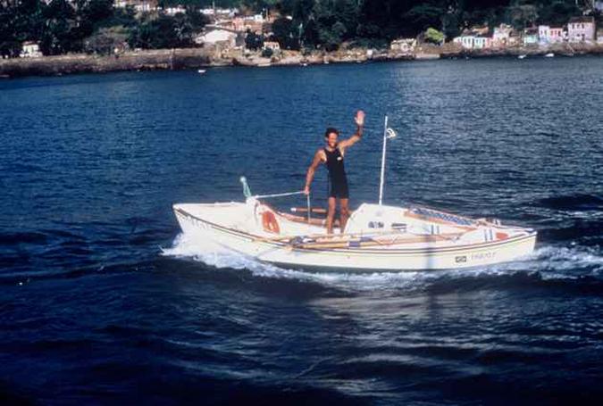Travessia de Amyr Klink em 1984 com o IAT(foto: AKPE/Divulgação) Travessia de Amyr Klink em 1984 com o IAT(foto: AKPE/Divulgação)