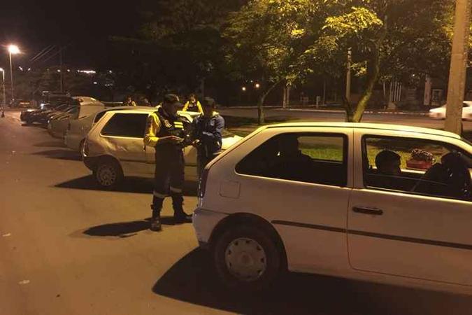 Dos autuados, 15 foram flagrados na quadra 614 de Samambaia(foto: Divulgação) Dos autuados, 15 foram flagrados na quadra 614 de Samambaia(foto: Divulgação)