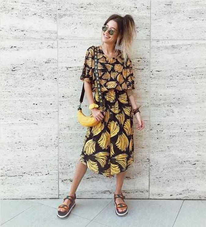 A stylist Luíza Schiavinis usa um mix de estampas de banana: quando repetidas, elas criam unidade no look(foto: Instagram/Reprodução ) A stylist Luíza Schiavinis usa um mix de estampas de banana: quando repetidas, elas criam unidade no look(foto: Instagram/Reprodução )