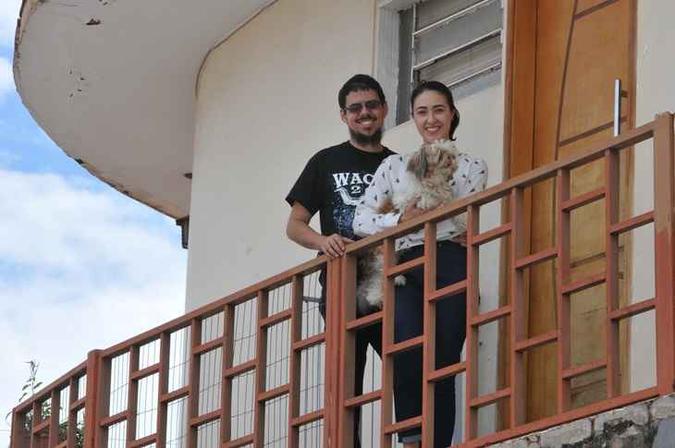 Inaldo e Natália, moram em uma casa de três andares em Candangolândia e alugam o térreo(foto: Hélio Montferre/Esp. CB/D.A Press) Inaldo e Natália, moram em uma casa de três andares em Candangolândia e alugam o térreo(foto: Hélio Montferre/Esp. CB/D.A Press)