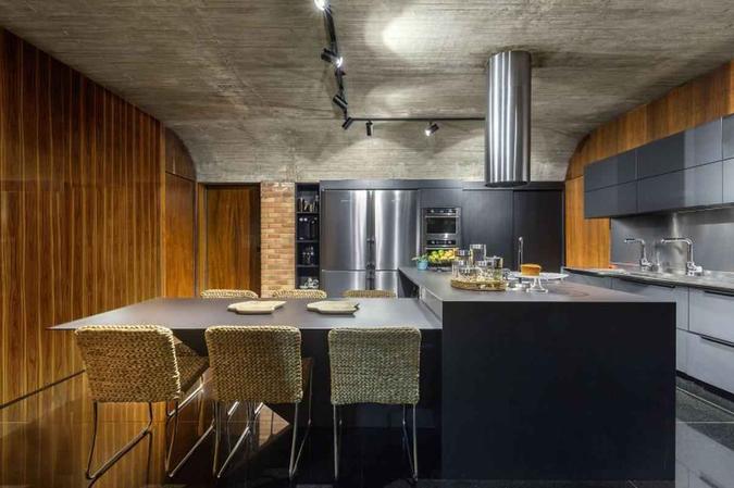 A cozinha impressiona: madeira, concreto e tijolos em harmonia. Na sala, a iluminação natural enaltece o espelho d'águaEdgar Cesar/Divulgação A cozinha impressiona: madeira, concreto e tijolos em harmonia. Na sala, a iluminação natural enaltece o espelho d'águaEdgar Cesar/Divulgação